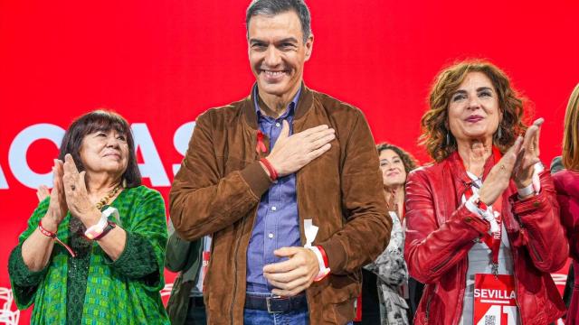 El presidente Pedro Sánchez, este domingo en Sevilla, junto a Cristina Narbona y María Jesús Montero, durante la clausura del Congreso Federal del PSOE.