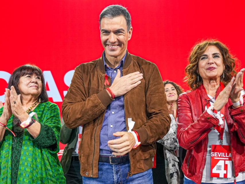 El presidente Pedro Sánchez, este domingo en Sevilla, junto a Cristina Narbona y María Jesús Montero, durante la clausura del Congreso Federal del PSOE.