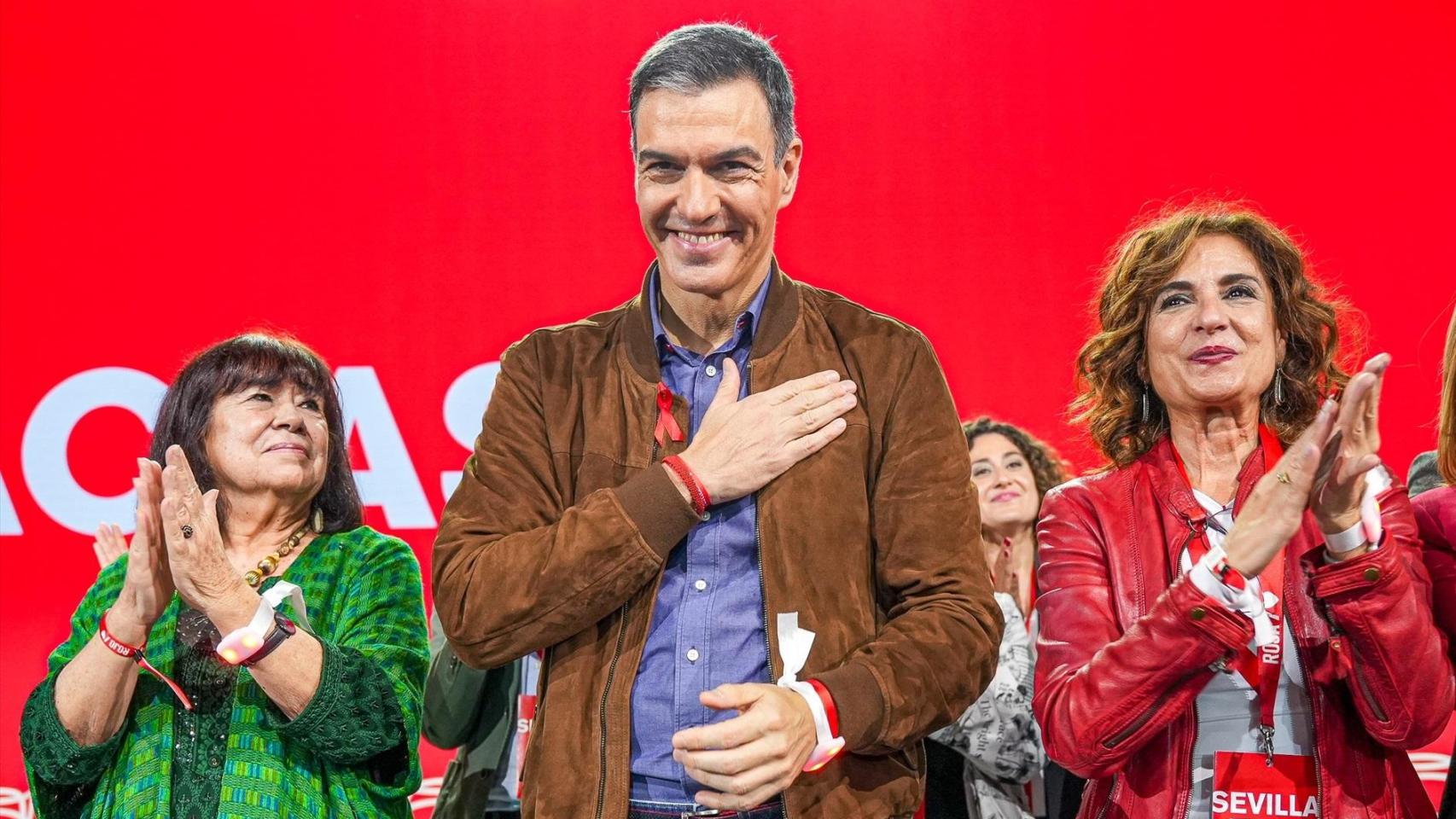 El presidente Pedro Sánchez, este domingo en Sevilla, junto a Cristina Narbona y María Jesús Montero, durante la clausura del Congreso Federal del PSOE