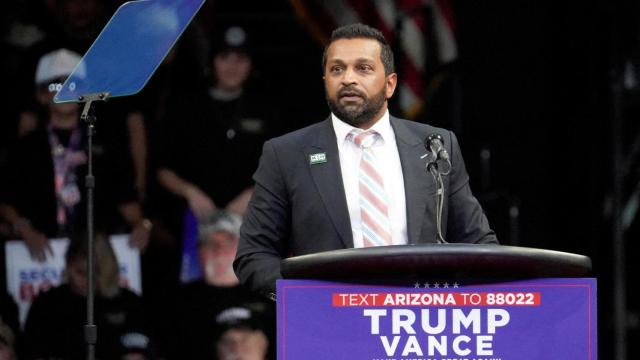 Kash Patel en un mitin de Donald Trump en Prescott Valley, Arizona.