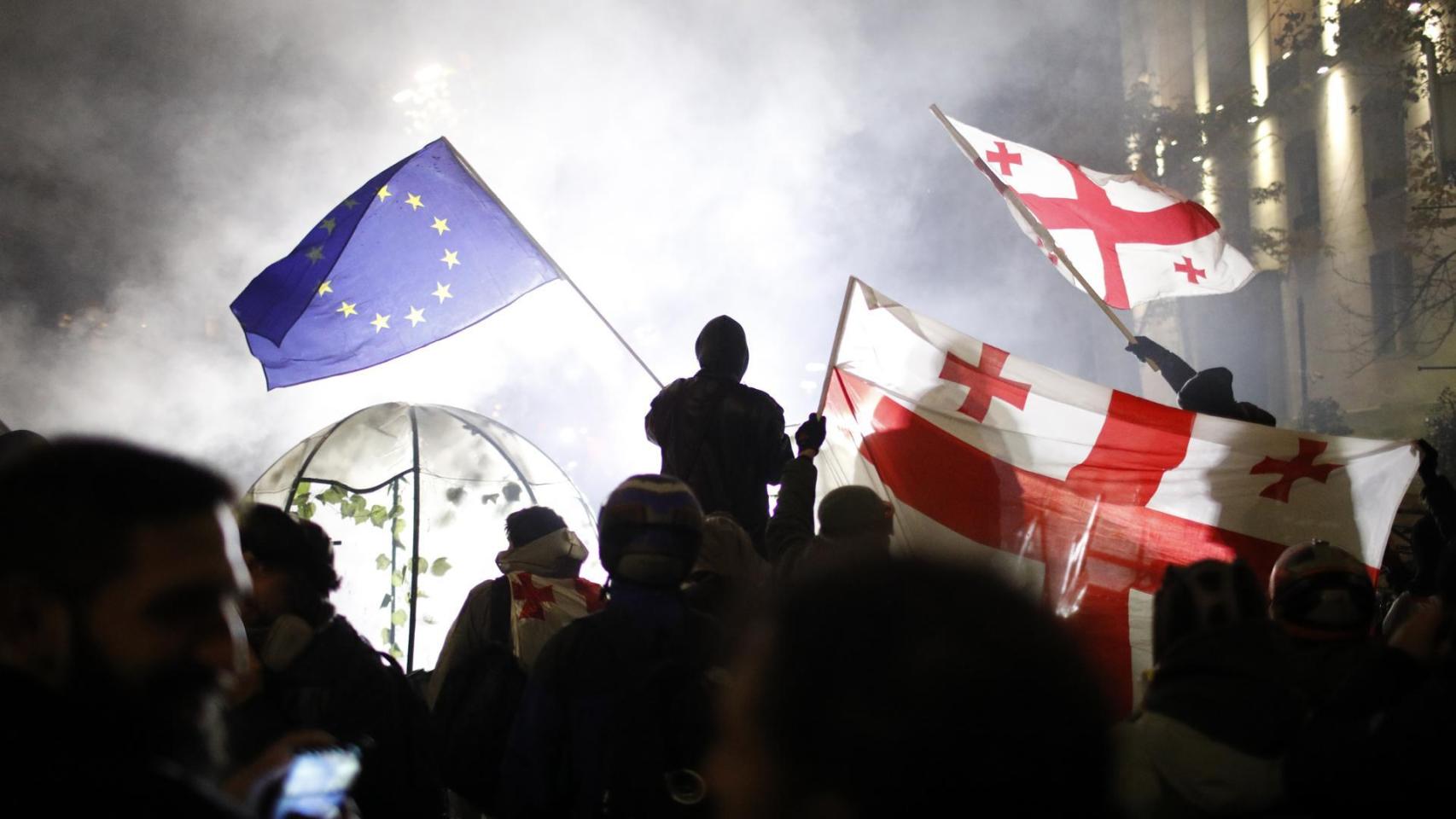 Manifestantes opositores y partidarios de la Unión Europea durante una manifestación en frente del parlamento en Tbilisi, Georgia.