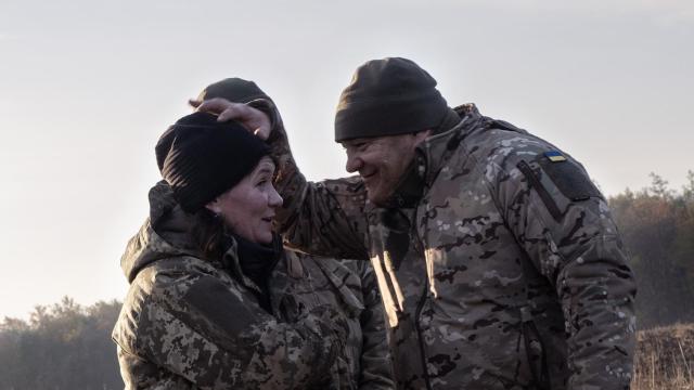 La comandante Maryna Panasenko, conversa con varios de sus hombres, tras una noche de guardia en una posición de la Defensa Antiaérea en la región de Kiev