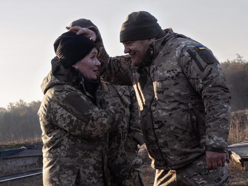 La comandante Maryna Panasenko, conversa con varios de sus hombres, tras una noche de guardia en una posición de la Defensa Antiaérea en la región de Kiev.