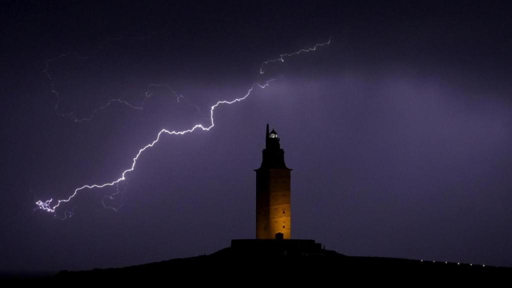 Un rayo en la Torre de Hércules en 2022 en foto de archivo.