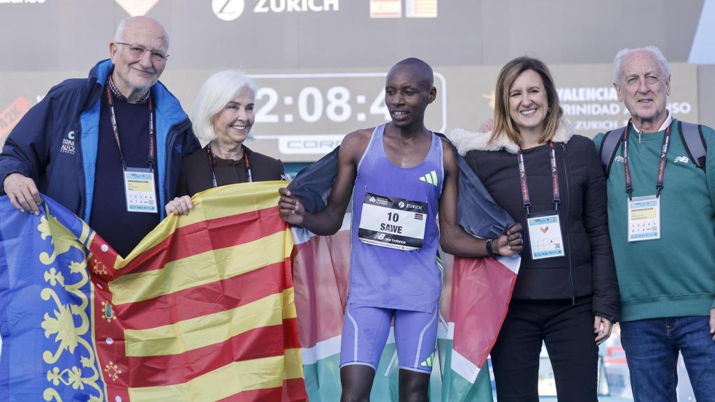 La alcaldesa, María José Catalá y el presidente de Mercadona, Joan Roig, junto con el ganador, Sabastian Sawe