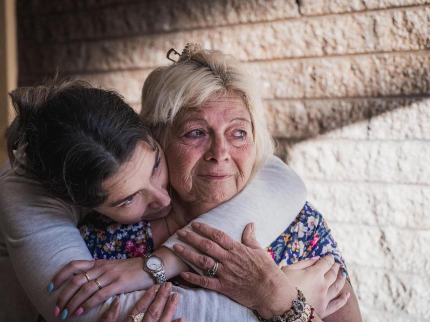 María Asunción, residente de Montroy que perdió su casa tras el paso de la DANA, es consolada por su hija en el piso que ahora comparte con varios familiares en Alfafar. Fotografía realizada con Leica M11-P