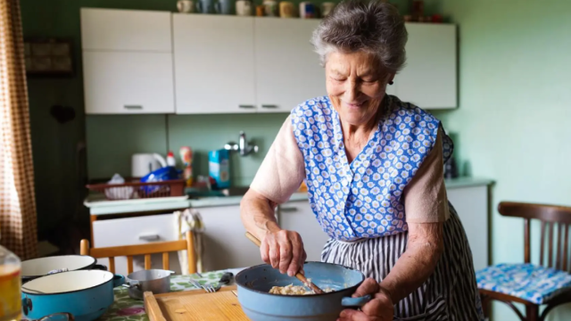 Abuela cocinando.