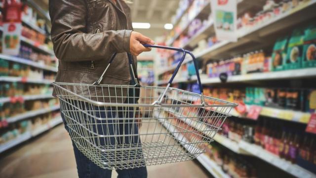 Mujer en un supermercado