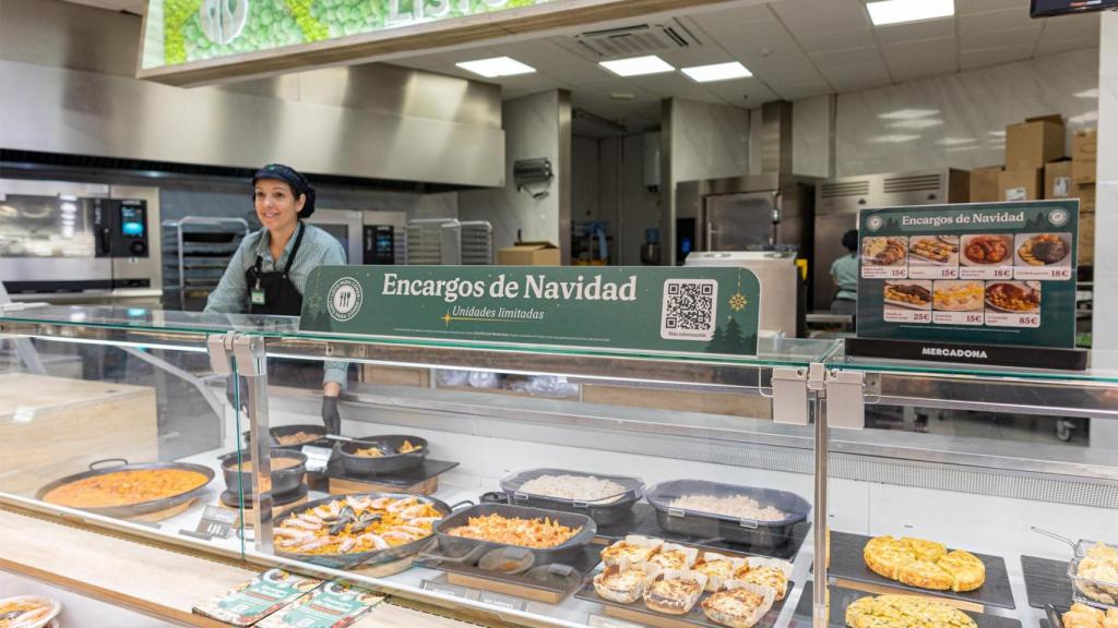 Una trabajadora de Mercadona en la sección Listo para Comer.