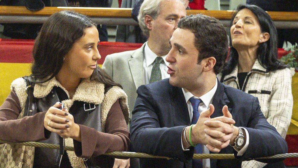 Felipe Froilán junto a su hermana, Victoria, compartiendo confidencias, este pasado día 1.