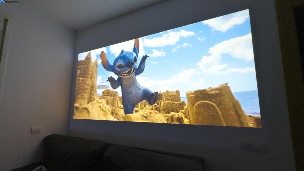 Tráiler de Lilo y Stitch en el Epson EF-21G.