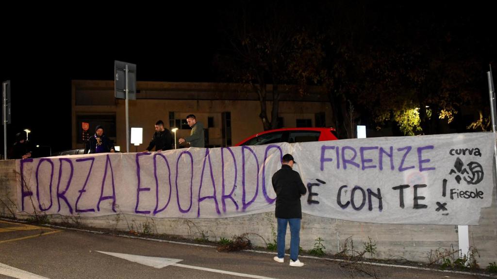 Pancartas de ánimo de los hinchas para Edoardo Bove.