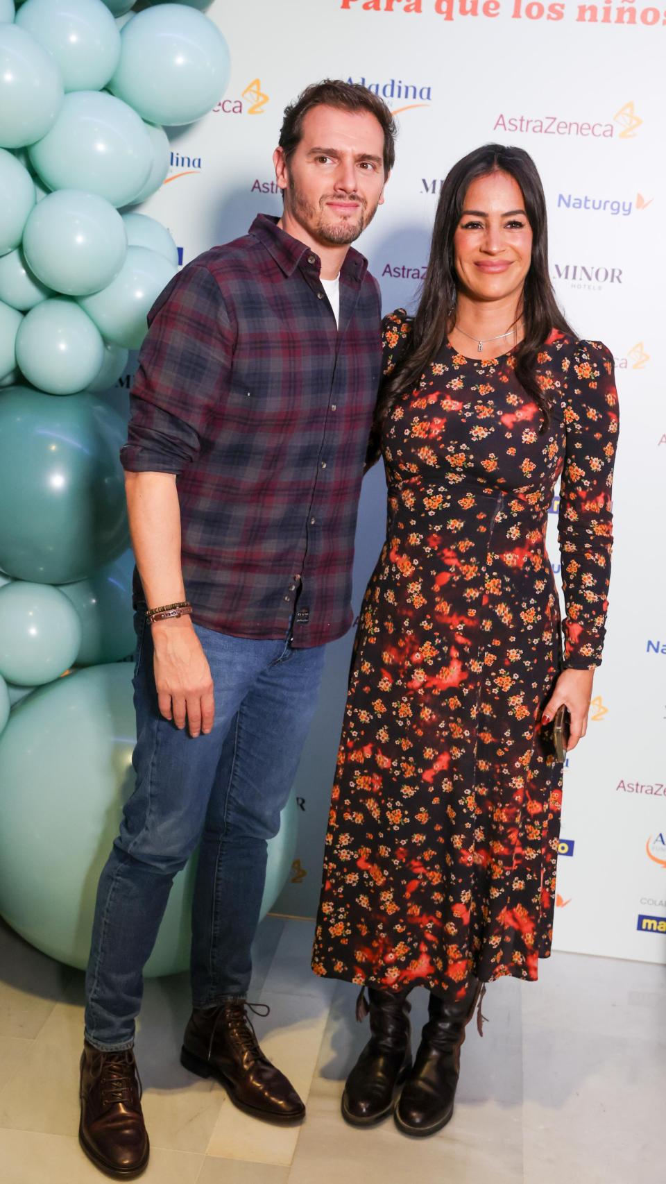 Albert Rivera posando en el 'photocall' junto a su amiga Villacís.