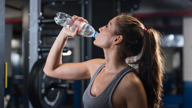 Mujer bebiendo agua.