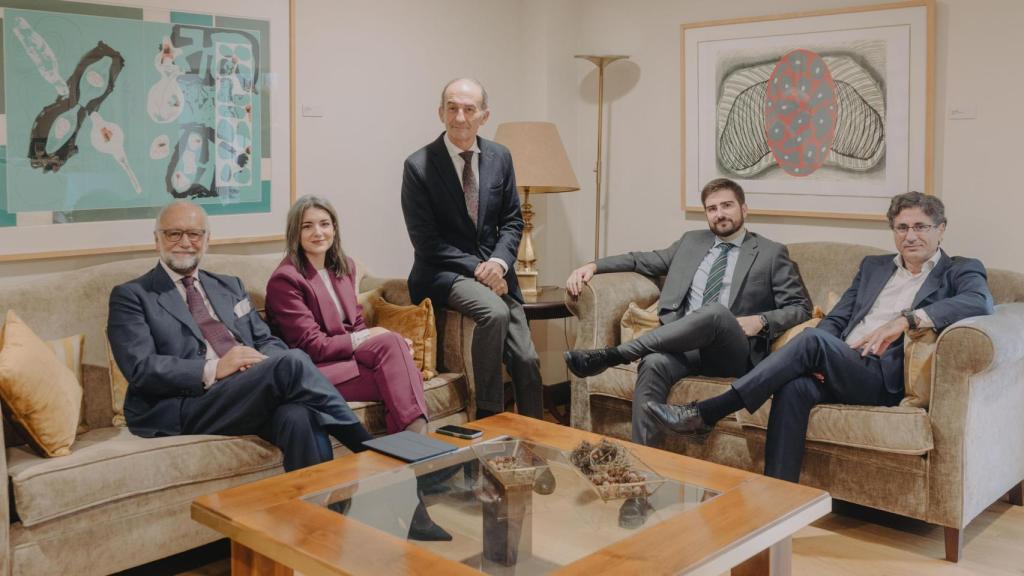 Los ponentes, antes del inicio del foro de EL ESPAÑOL, en la Fundación Cajasol.