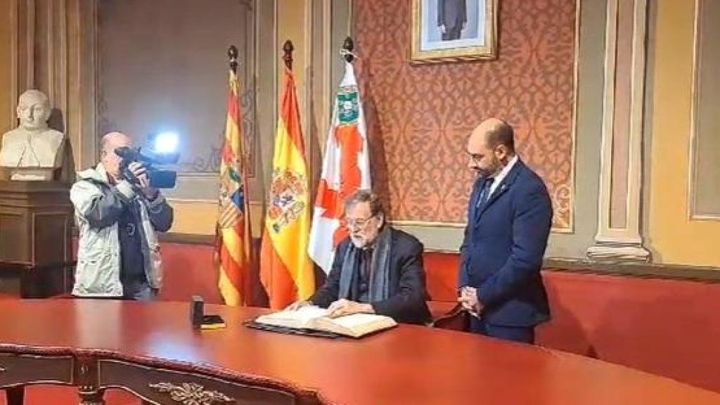 Rajoy ha firmado en el Libro de Oro del Ayuntamiento de Barbastro