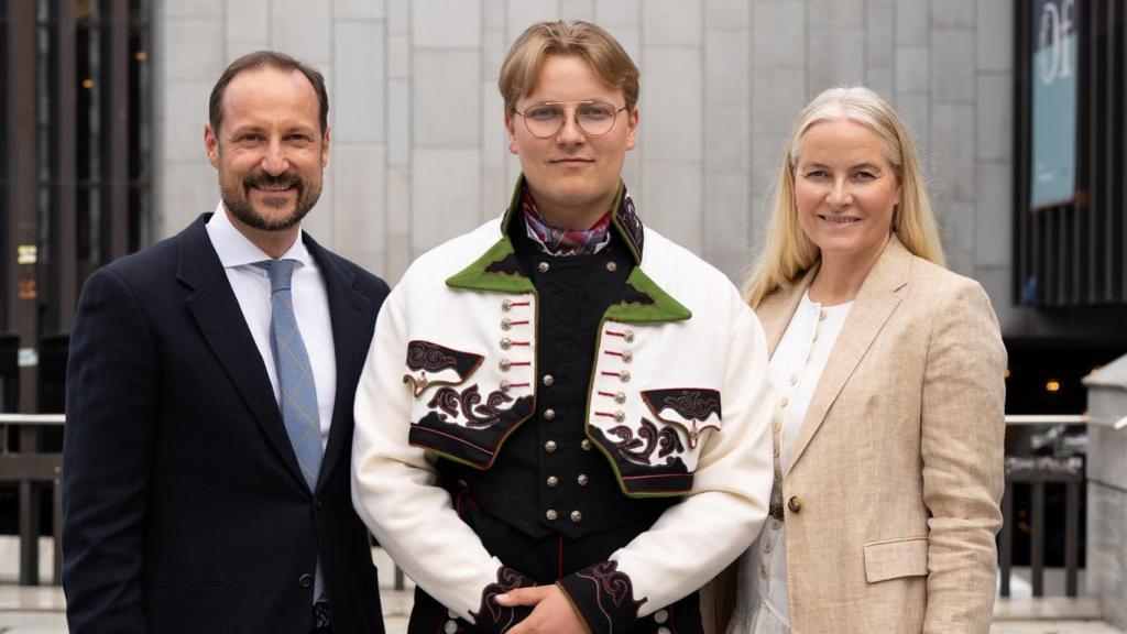 Sverre Magnus, junto a Haakon de Noruega y la princesa Mette-Marit el día de su graduación.