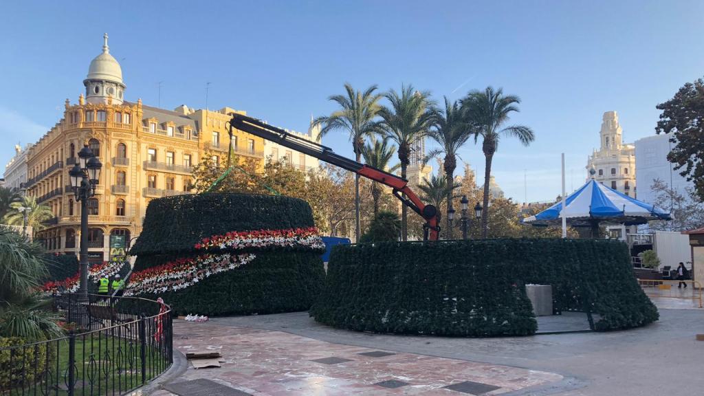 Montaje del árbol de Navidad y el tiovivo este lunes en la plaza del Ayuntamiento. EE