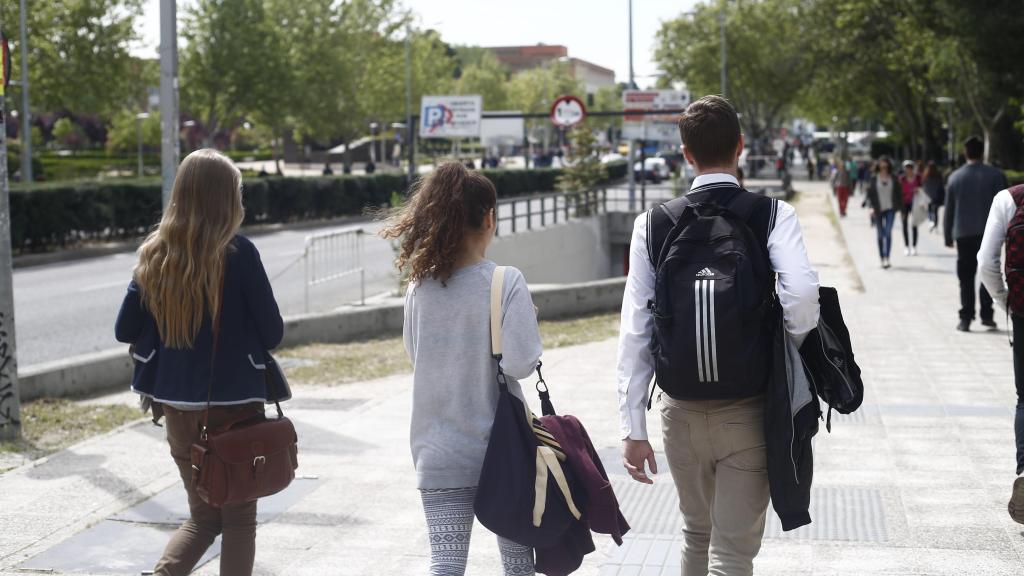 Un grupo de universitarios caminando por la Universidad Complutense de Madrid.