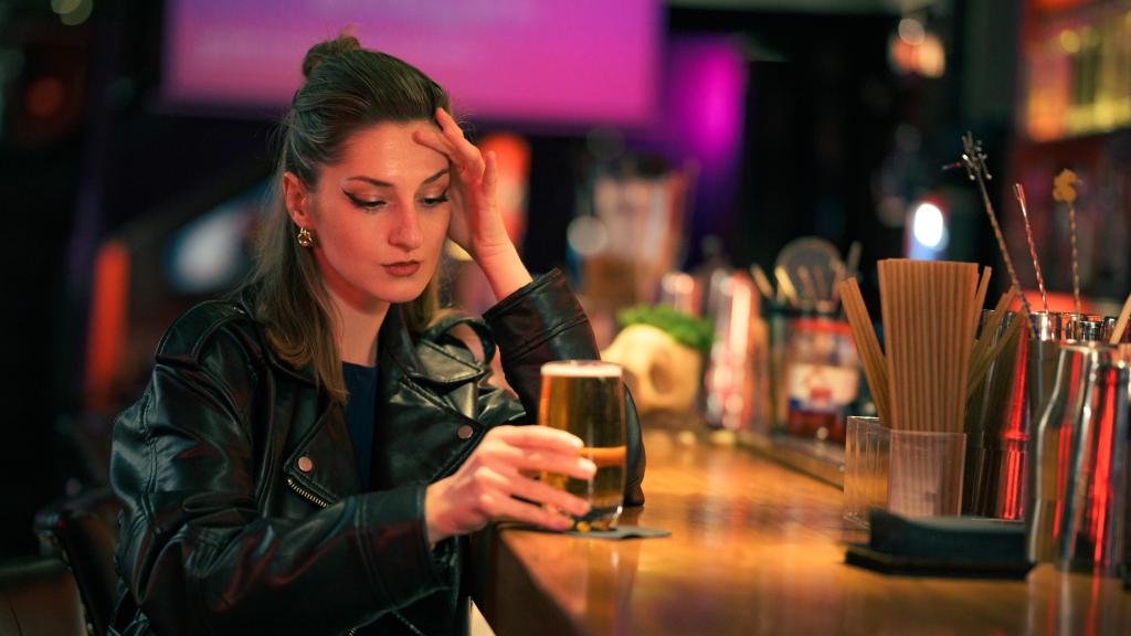 Mujer en un bar.