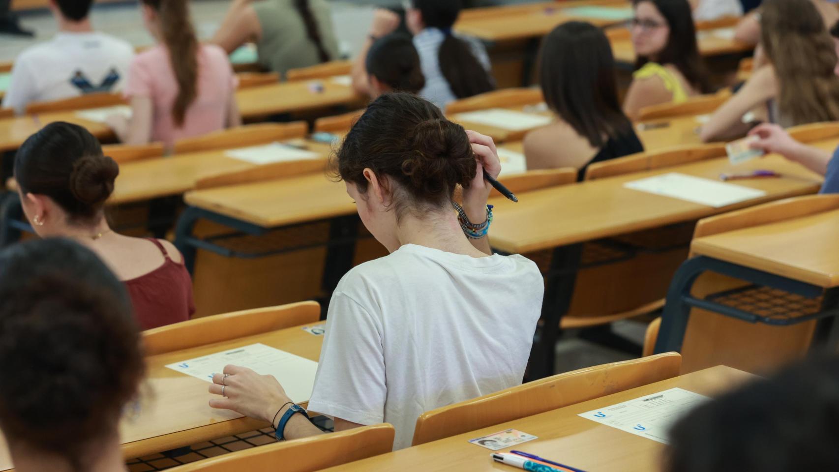 Un grupo de alumnos haciendo un examen.