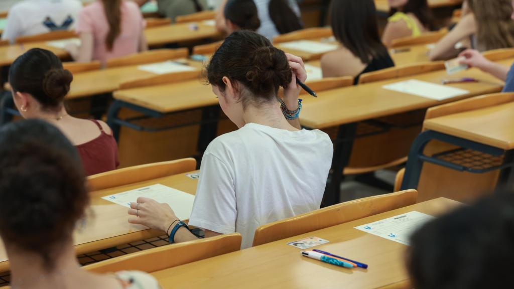 Un grupo de alumnos haciendo un examen.