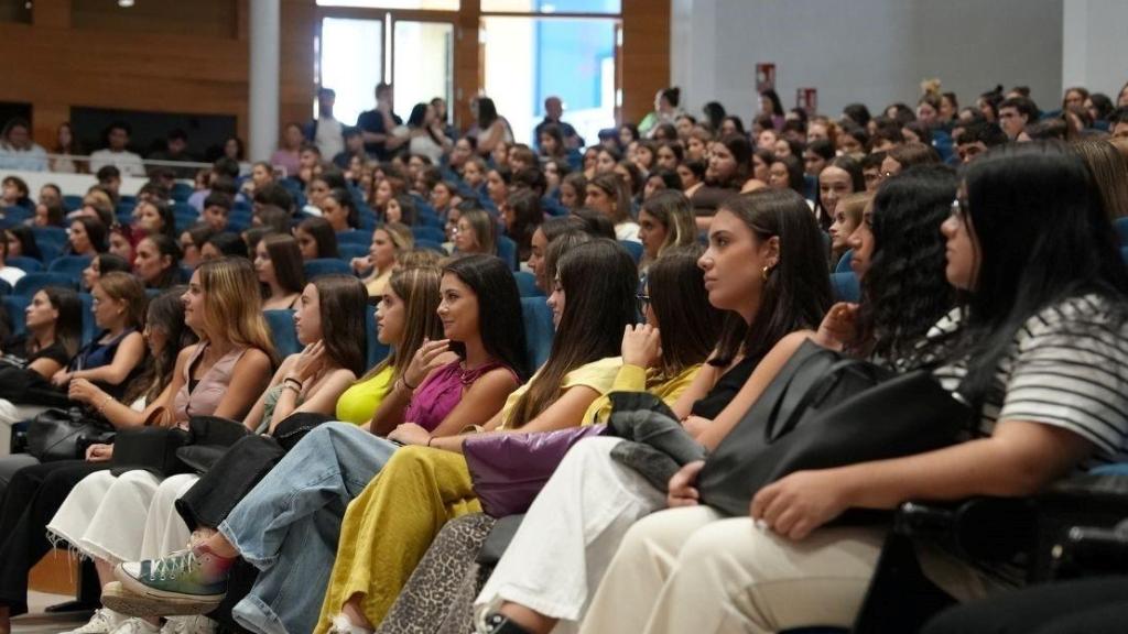 Un grupo de mujeres en una universidad.