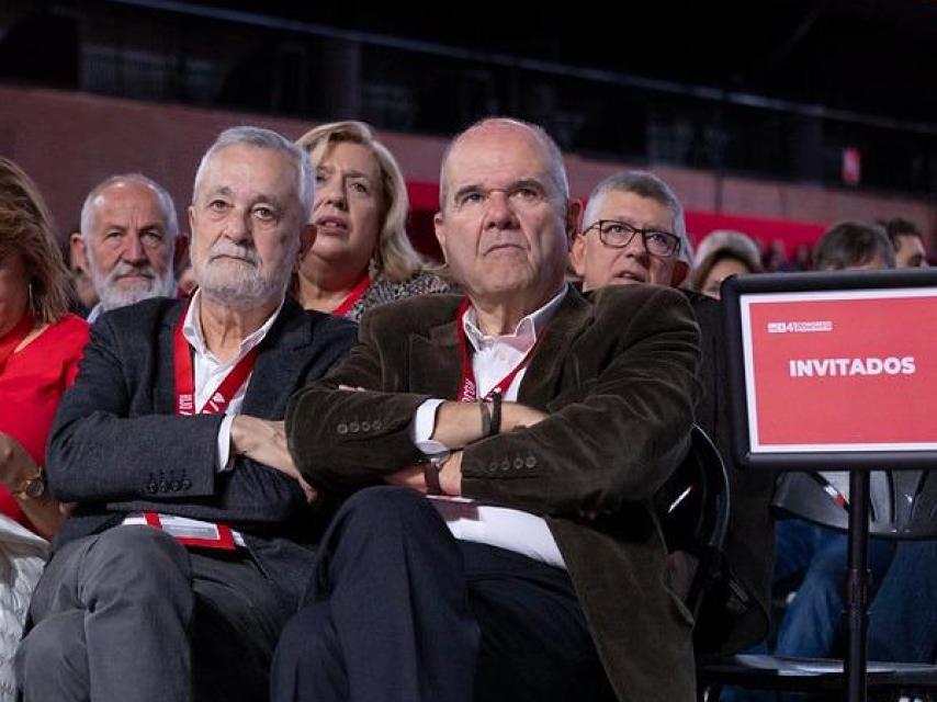 Los expresidentes socialistas de la Junta de Andalucía José Antonio Griñán y Manuel Chaves.