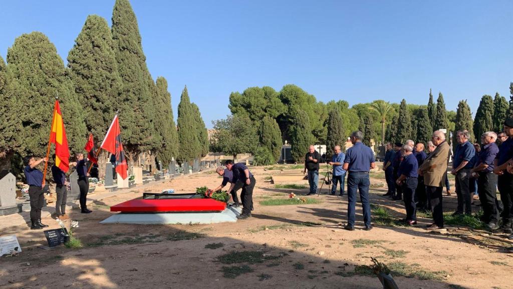 Falangistas en el cementerio de Alicante.