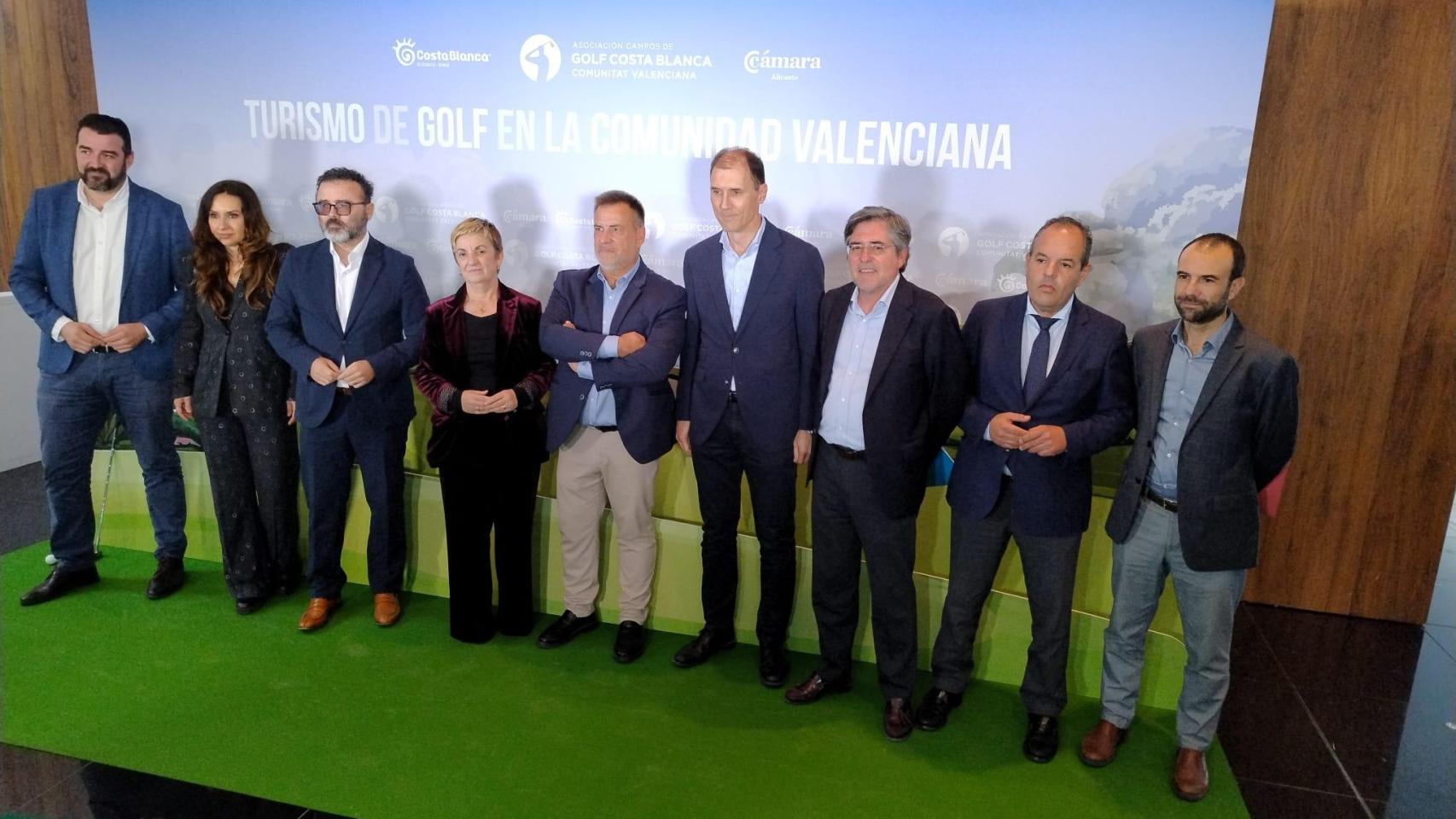 Los represnetantes políticos y económicos durante la presentación del estudio sobre el impacto económico del golf en la Comunitat Valenciana.