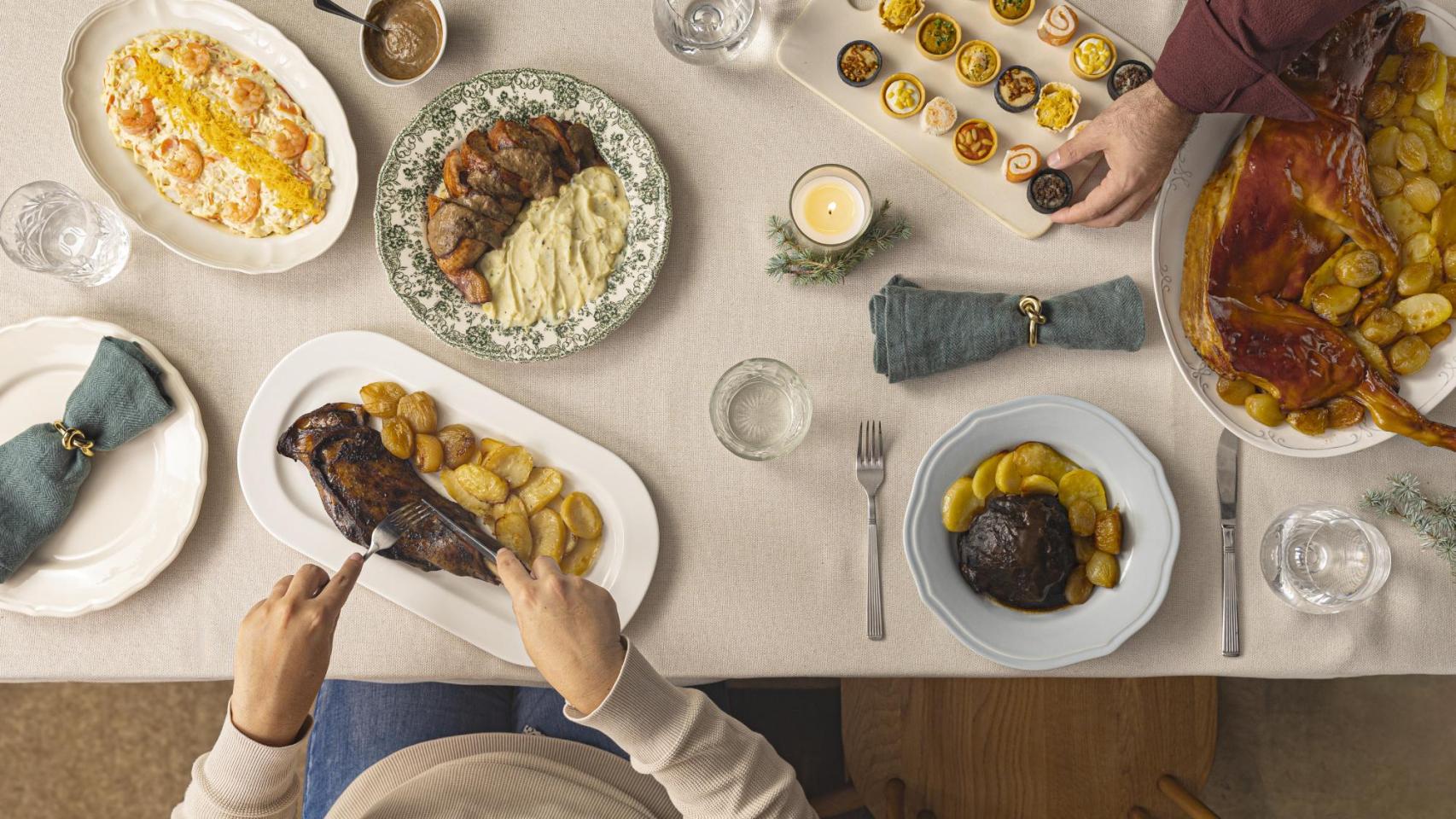 Una mesa de Navidad preparada con los platos de Mercadona.