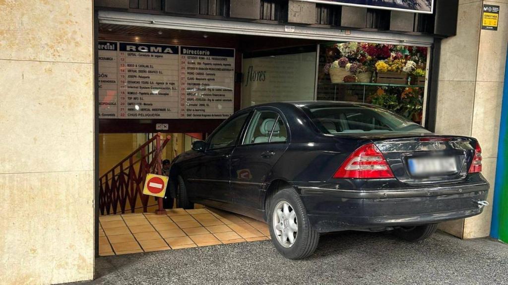 El coche atascado en la zona de entrada al centro comercial.