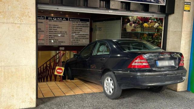 El coche atascado en la zona de entrada al centro comercial.