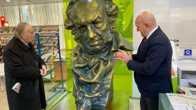 El alcalde de Valladolid, Jesús Julio Carnero, y el presidente de la Academia de Cine, Fernando Méndez-Leite, presentan una réplica del Premio Goya