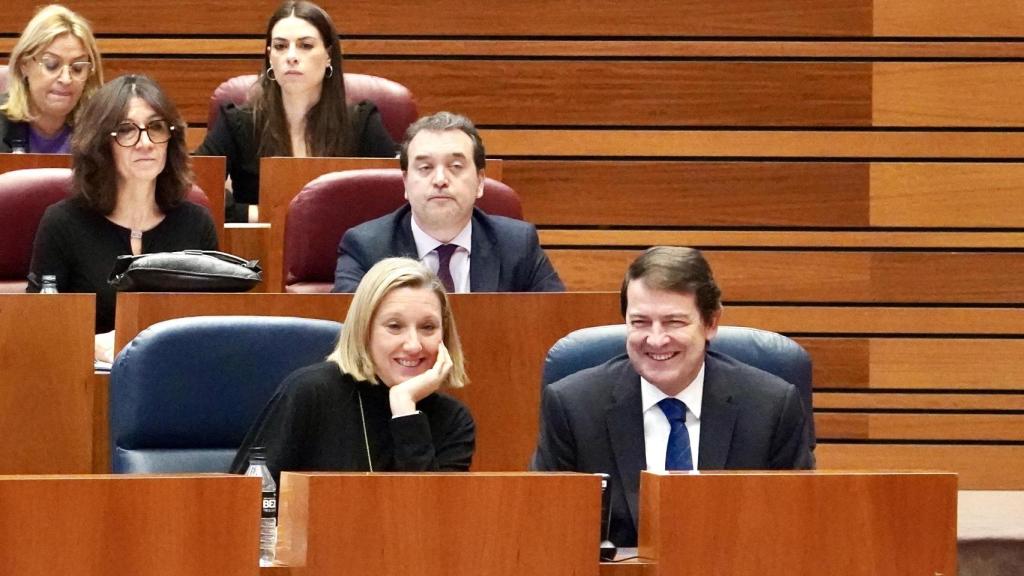 La vicepresidenta de la Junta, Isabel Blanco, y el presidente, Alfonso Fernández Mañueco, durante el último pleno de las Cortes de Castilla y León