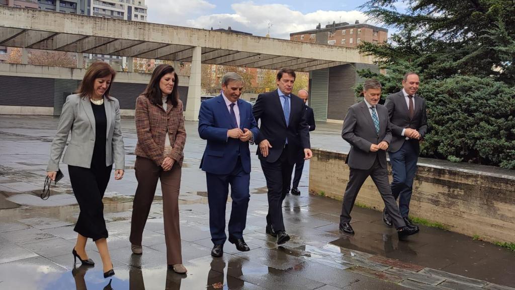 El consejero de Movilidad y Transformación Digital, José Luis Sanz, el presidente de la Junta, Alfonso Fernández Mañueco, y el vicepresidente de las Cortes, Francisco Vázquez, a su llegada a la presentación de la Estrategia Logística 2030 de Castilla y León