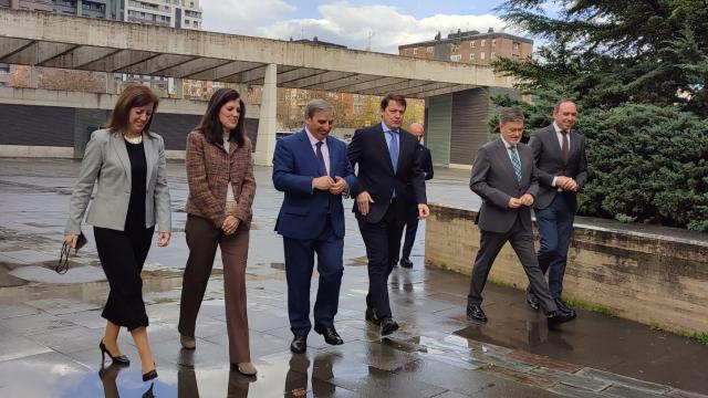 El consejero de Movilidad y Transformación Digital, José Luis Sanz, el presidente de la Junta, Alfonso Fernández Mañueco, y el vicepresidente de las Cortes, Francisco Vázquez, a su llegada a la presentación de la Estrategia Logística 2030 de Castilla y León