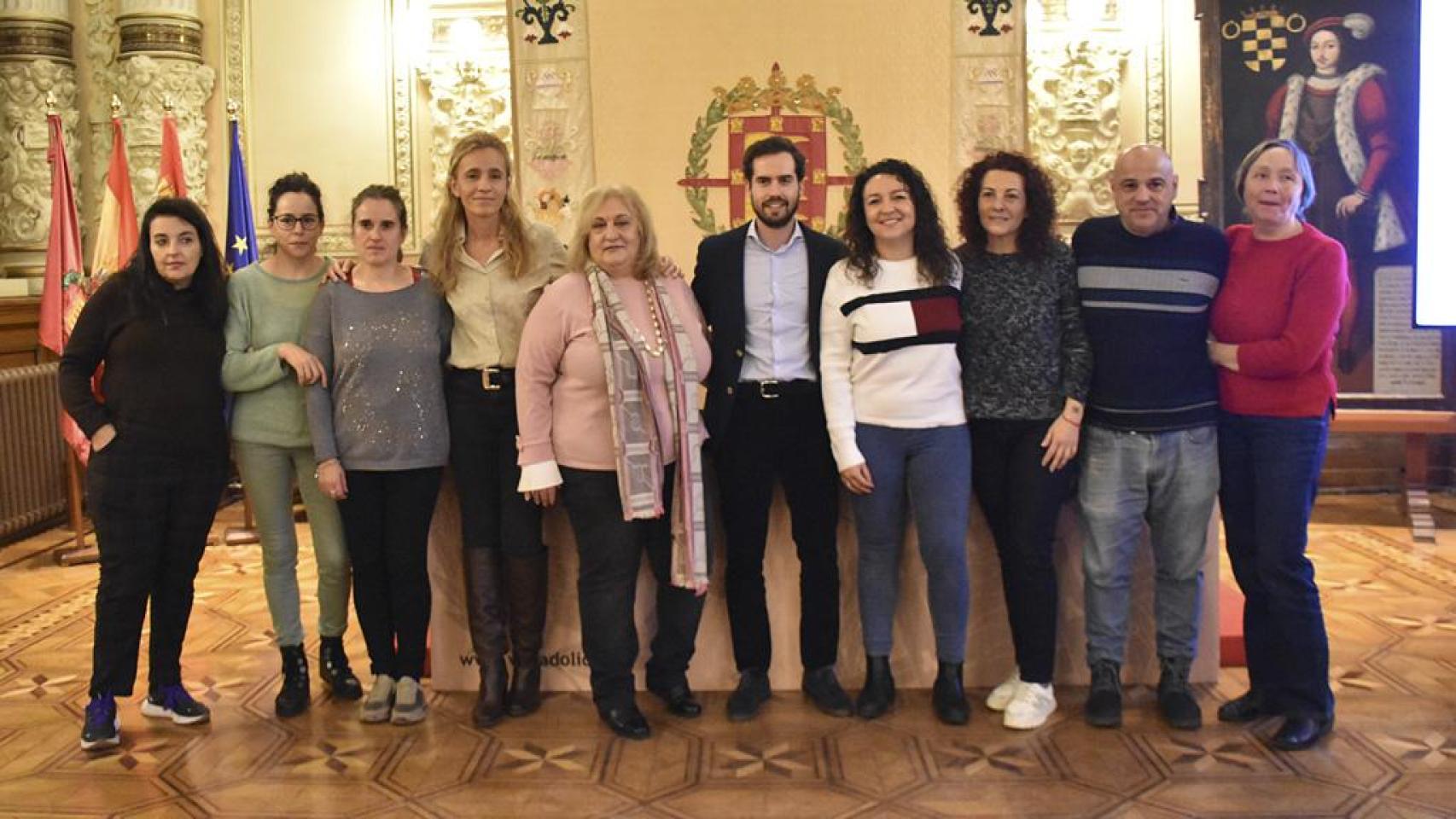 Foto de familia tras la firma del convenio