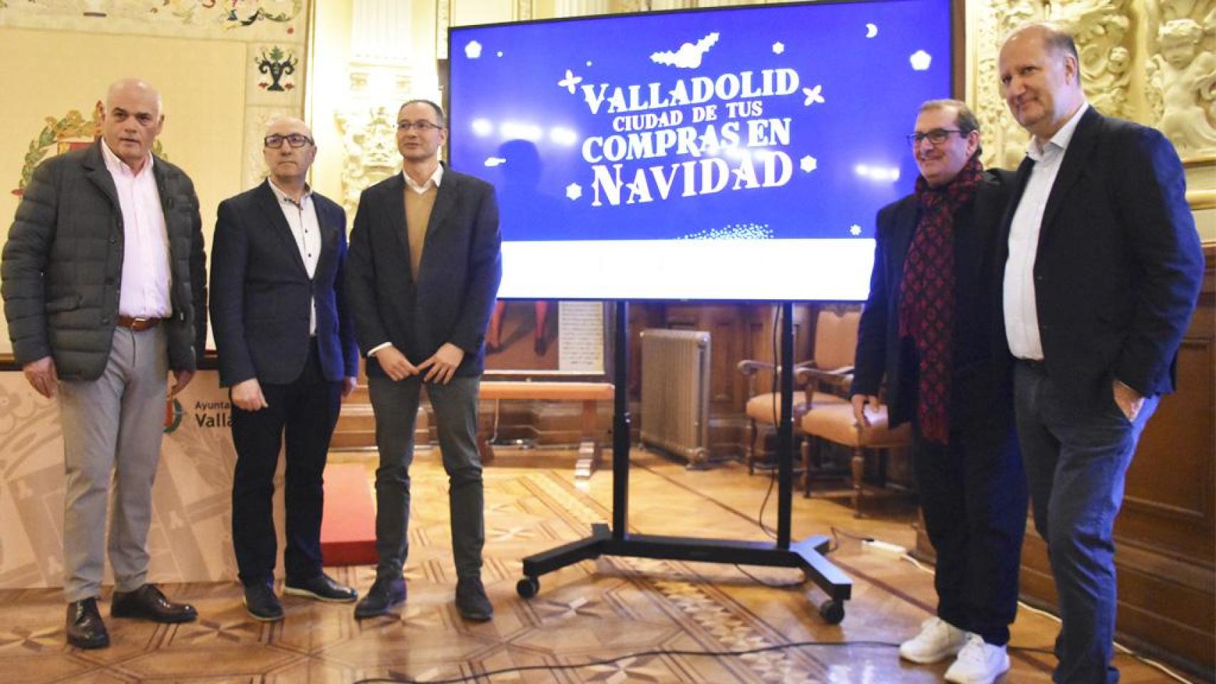 Fotografía de familia de la presentación de las actividades relacionadas con el comercio local en Navidad