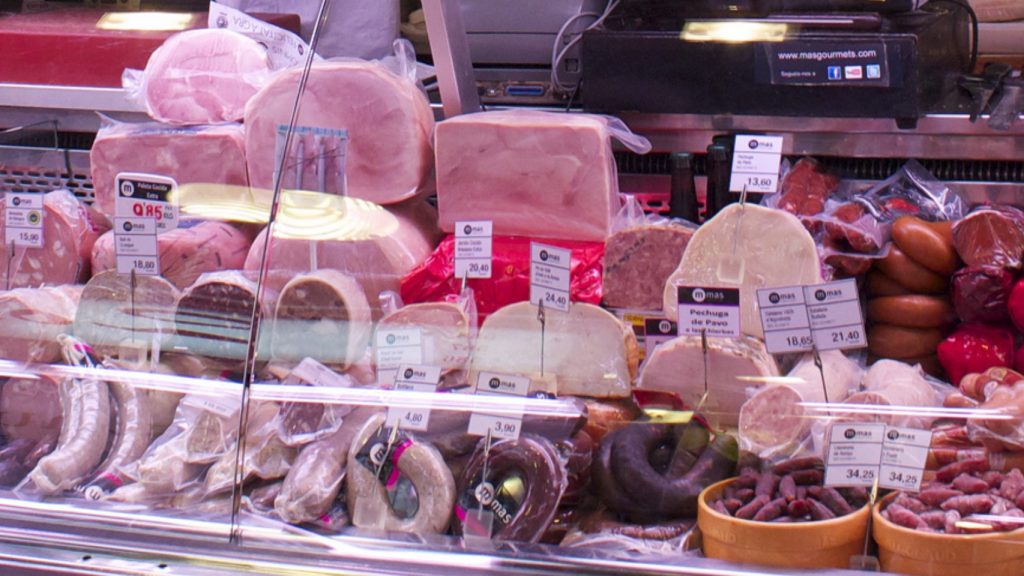 Charcutería del Mercado de la Boquería. Katherine Price/Wikimedia Commons