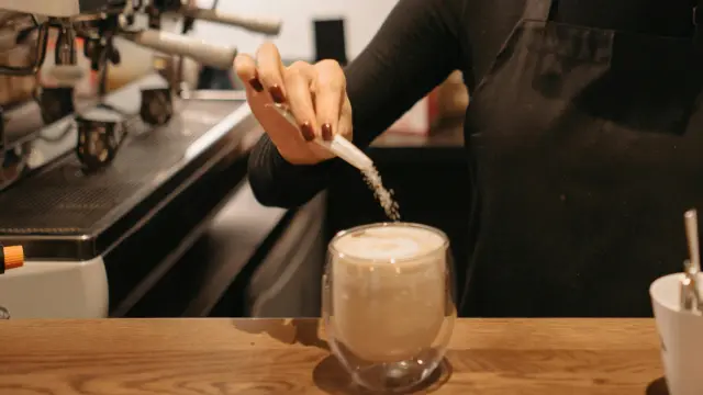 Azucarando el café.