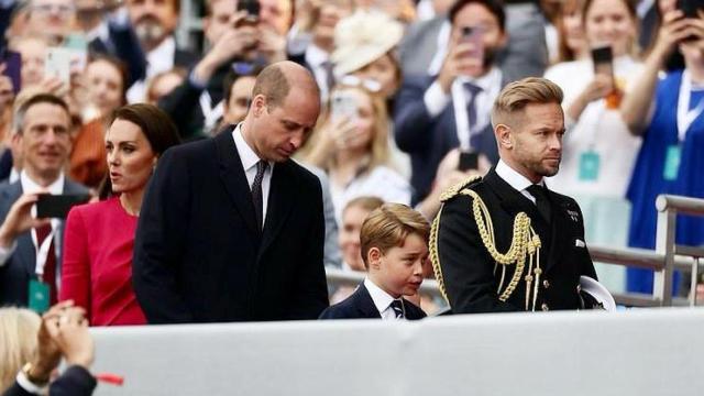 Rob Dixon junto al príncipe Guillermo, Kate Middleton y el príncipe George, en una imagen publicada en su perfil de LinkedIn.