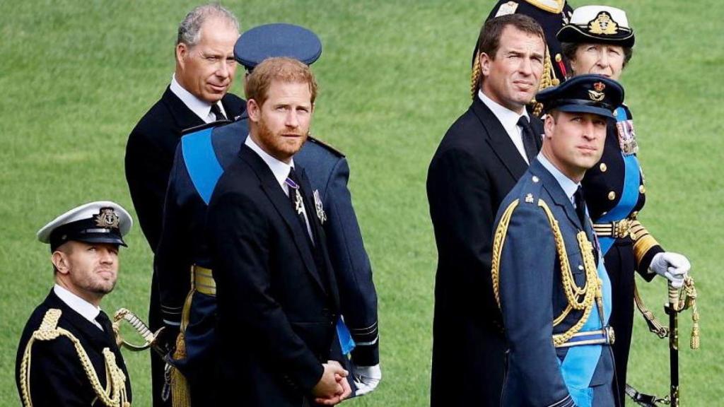 Rob Dixon, detrás del príncipe Harry, en el funeral de Isabel II.