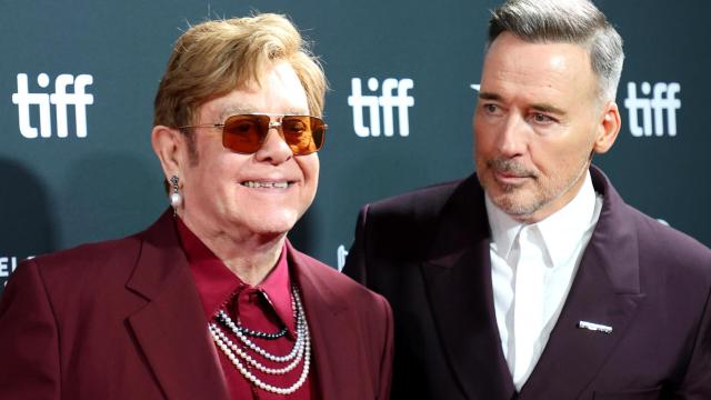 Elton John junto a su pareja sentimental, David Furnish, en un acto público.