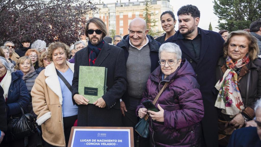 Manuel y Paco, los hijos de Concha Velasco, presidiendo el homenaje que han hecho a la actriz en Valladolid.