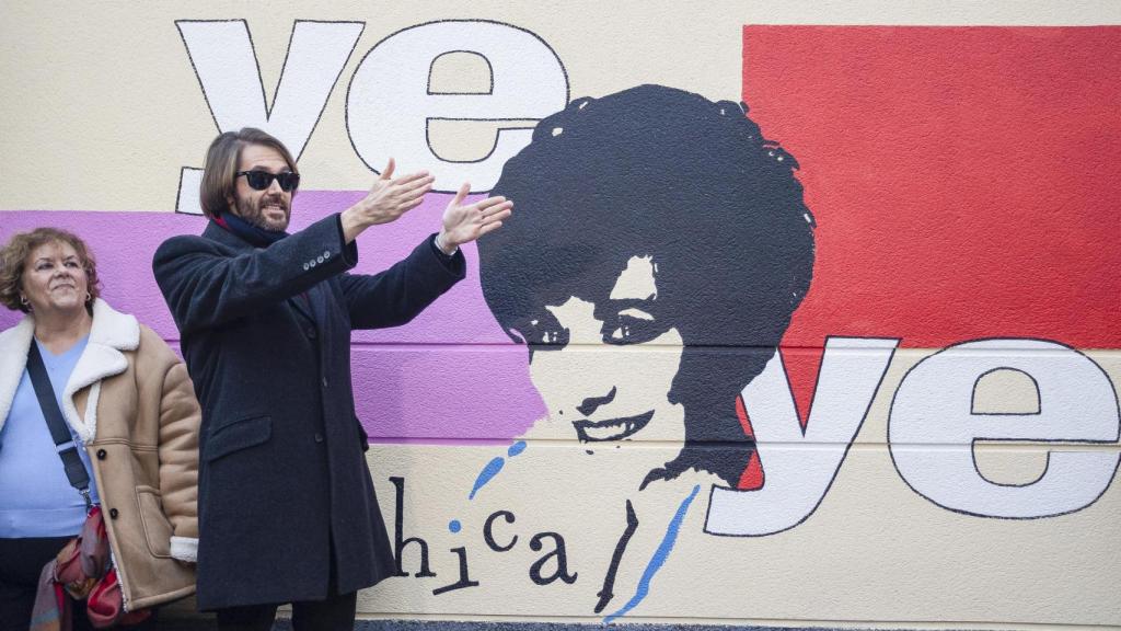 Manuel Velasco, hijo de Concha, junto al mural que han pintado en recuerdo a la actriz.