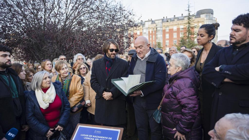 El alcalde de Valladolid le ha entrega a los hijos de Concha Velasco el libro de condolencias.