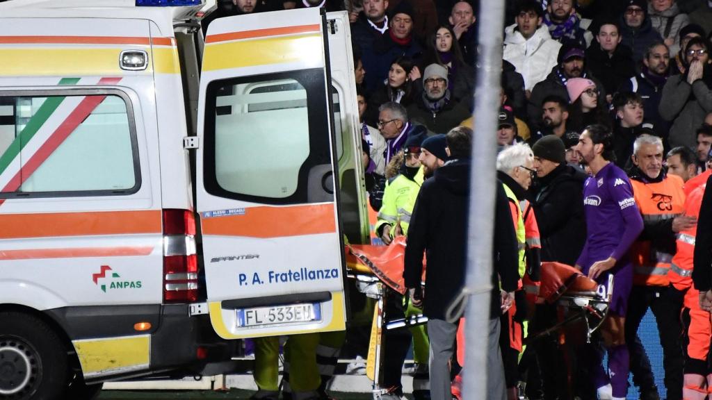 Edoardo Bove, jugador de la Fiorentina, trasladado en ambulancia tras desplomarse sobre el c ésped.