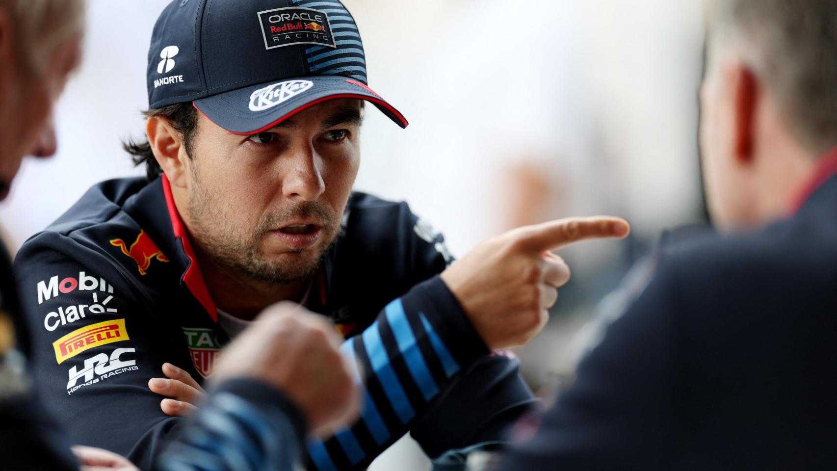 Checo Pérez, durante una reunión con Christian Horner y Helmut Marko.