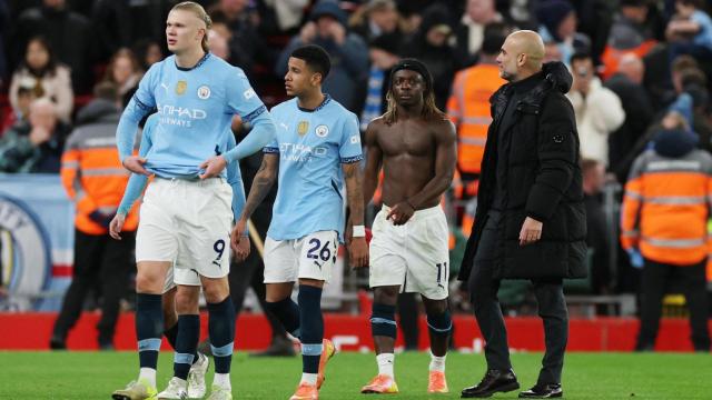 Erling Haaland, Savinho, Jeremy Doku y Pep Guardiola tras la derrota del City ante el Liverpool en la Premier League